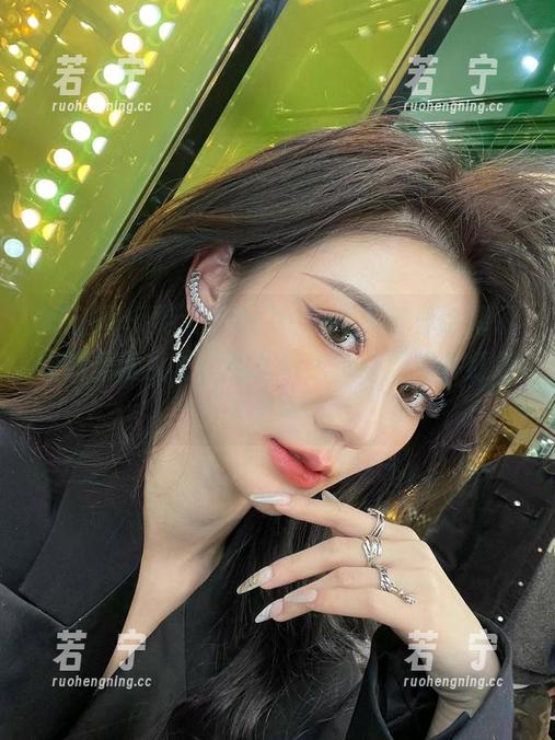微密圈 - 黎允熙baby：在美图里诠释了啥叫圣诞女王，结果我比她还想换件红色外套啊！